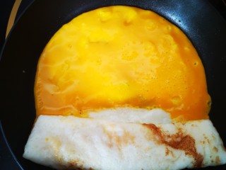 13、双色厚蛋烧,再倒入蛋黄液，基本凝固后卷起来