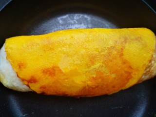 14、双色厚蛋烧,反复交替倒入蛋白和蛋黄液，直到全部蛋液用完