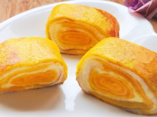 15、双色厚蛋烧,取出切成块后装盘