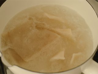 2、大闸蟹小笼包,放进冷水里，煮到沸腾。把水倒掉。