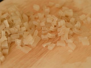 5、大闸蟹小笼包,把猪皮捞出来，切成3mm见方的小粒，再放回锅里继续煮。