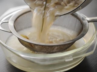 7、大闸蟹小笼包,滤掉猪皮和葱姜，留下汤水。