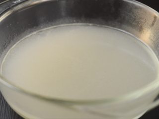 8、大闸蟹小笼包,冷藏一晚上就成了皮冻。包包子、锅贴、做面汤的汤头都可以用。这里的皮冻还不够浓，最好能做成不透明的。