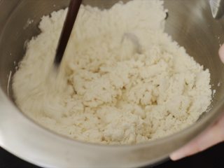 9、大闸蟹小笼包,200g面粉放进盆子里，准备100g水，一边倒水，一边用筷子搅拌，直到面团结块，基本上用90g左右的水就可以了。接着用手把面揉成一个团，粗糙一点没有关系，用保鲜膜包上，防止变干。