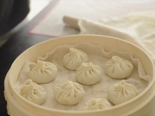 19、大闸蟹小笼包,大约可以做16个，摆放要注意间距，间隔至少一个小笼包的距离，我这里有点离得太近。