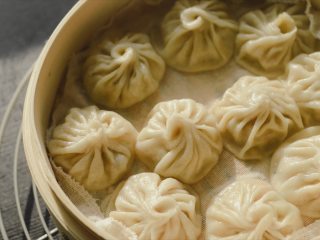 20、大闸蟹小笼包,水完全沸腾后大火蒸7分钟左右，时间长了皮容易老，汤会被肉吸收变少。
