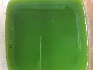 3、炒果蔬空心面,100克的面粉加入适量菠菜汁和成面团