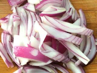 10、炒果蔬空心面,洋葱切宽条