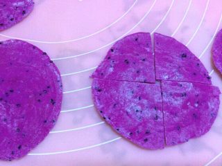 14、炒果蔬空心面,擀成饺子皮,从中间切两刀,分四片