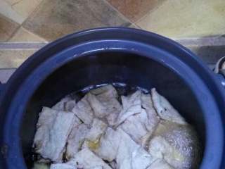 1、虾(蟹)肉煲,将鸡爪切半,土豆油方切块,放入砂锅,加料酒老抽生抽糖,大火开后转小火炖40分钟左右,鸡爪酥烂为佳