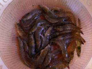 2、虾(蟹)肉煲,明虾开背去肠泥沥干