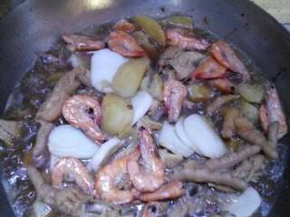 4、虾(蟹)肉煲,将炖好的鸡爪土豆倒入锅中收汁