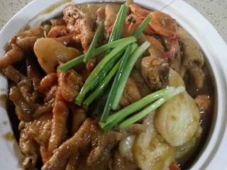 6、虾(蟹)肉煲,装盘洒葱段