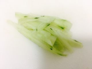 1、越南春卷,黄瓜去皮切条