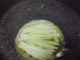 2、越南春卷,黄瓜切条后焯水