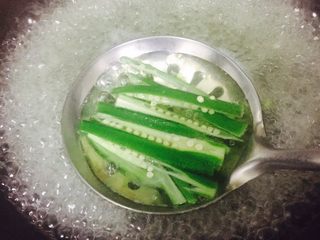 4、越南春卷,秋葵切条焯水