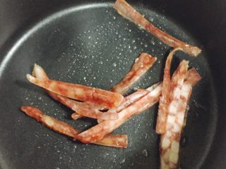 6、越南春卷,腊肠热锅炒一下