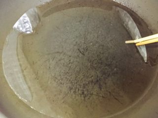 11、越南春卷,越南春卷皮放温水浸泡5秒后取出