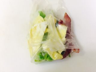 13、越南春卷,先包起靠自己最近的那边春卷皮，再分别包起左右两边