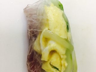 14、越南春卷,最后包起离自己最远的那边，封口