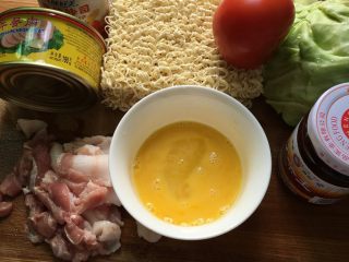 1、沙茶酱炒面#面条变身计划#,材料准备好。