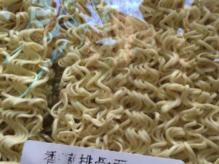 2、沙茶酱炒面#面条变身计划#,超市买的散装葱香排骨面。