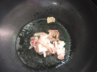 4、沙茶酱炒面#面条变身计划#,锅内倒入适量的油，加热，放入肉片。