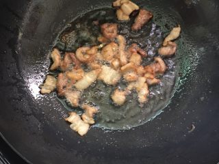 5、沙茶酱炒面#面条变身计划#,煸炒至金黄色。