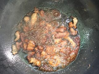 6、沙茶酱炒面#面条变身计划#,加入两勺生抽，翻炒均匀。