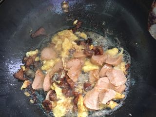 8、沙茶酱炒面#面条变身计划#,将煎好的鸡蛋打散，倒入午餐肉翻炒片刻。