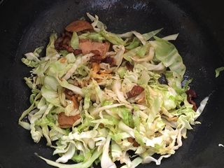 9、沙茶酱炒面#面条变身计划#,放入包菜翻炒。