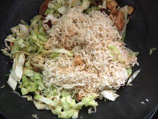 10、沙茶酱炒面#面条变身计划#,将焯过水的面条放入锅中翻炒。