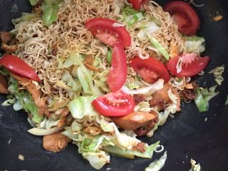 11、沙茶酱炒面#面条变身计划#,放入西红柿翻炒。