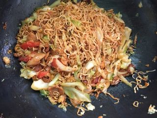 13、沙茶酱炒面#面条变身计划#,快速翻炒均匀，直到面条变软，材料炒均匀即可。