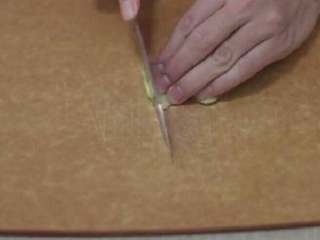 1、萝卜焖带鱼,把姜片切丝。