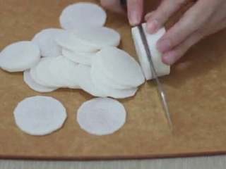 3、萝卜焖带鱼,白萝卜切薄片。