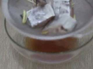 5、萝卜焖带鱼,把带鱼沥干水分。