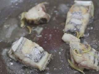 6、萝卜焖带鱼,热锅后加油转中小火，放入带鱼煎至两面金黄。