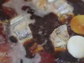 7、萝卜焖带鱼,接着加入水，水的量刚没过带鱼为好，在放入调好的酱料搅拌均匀，大火把水煮开，在放入白萝卜，盖上锅盖转中小火焖4分钟。