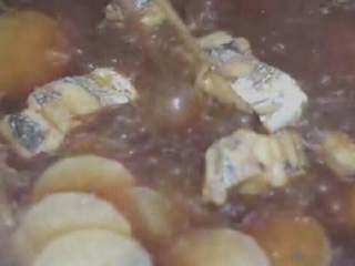 8、萝卜焖带鱼,打开锅盖把带鱼翻面转中大火收汁就可以出锅了。