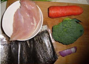 1、如意鸡肉卷,鸡肉洗净,西兰花掰成小朵洗净,胡萝卜切丝,洋葱大蒜切成末备用