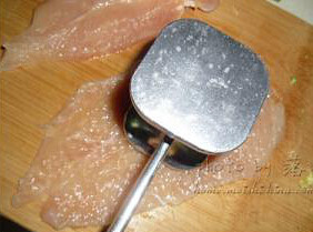 2、如意鸡肉卷,将鸡脯肉对半片开，成两片，拍松