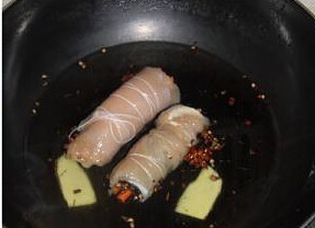4、如意鸡肉卷,将扎好的鸡肉卷放入锅中，加点盐、料酒、胡椒粉、生姜、花椒、八角，加水加盖煮开5分钟关火，再闷上几分钟