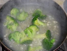 5、如意鸡肉卷,爆香蒜末和洋葱末，加入西兰花翻炒几下，再倒入一碗高汤加盖煮两分钟