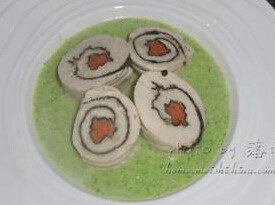 7、如意鸡肉卷,将鸡肉卷棉线解开，两头切掉一点，中间斜切，将西兰花浓汤倒入碗中，鸡肉卷斜切部门朝上