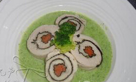 8、如意鸡肉卷,中间放两朵煮过的西兰花即成