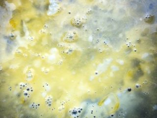 1、紫菜蛋包饭,用不粘锅，热锅热油，将打好的蛋液加少许盐拌匀，摊在锅里，晃动锅子，让蛋液均匀