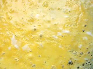 2、紫菜蛋包饭,小火加热，到蛋饼底层凝固，表面还未完全凝固的程度