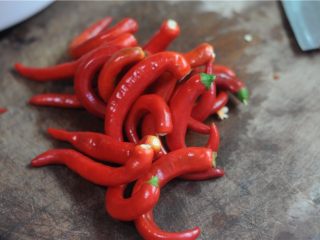 3、自制剁辣椒,处理好的红辣椒去掉蒂