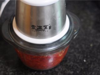 6、自制剁辣椒,扣上盖子，通电工作，将辣椒绞碎